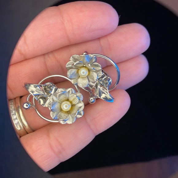 Vintage Karu Arke INC Clip-on Flower and Leaf Silver tone with Pearl accent 1” - Picture 3 of 3
